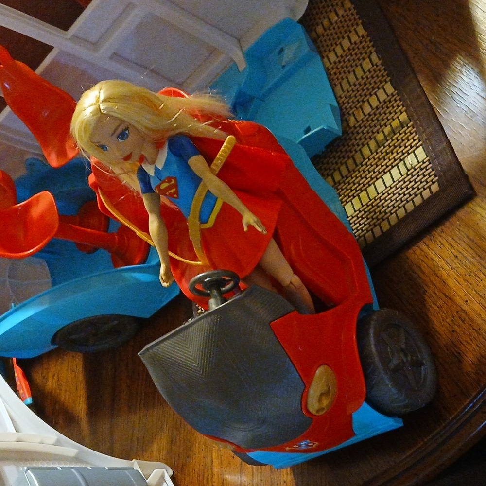SUPERGIRL AND TRANSFORMING BUS - Picture 11 of 16